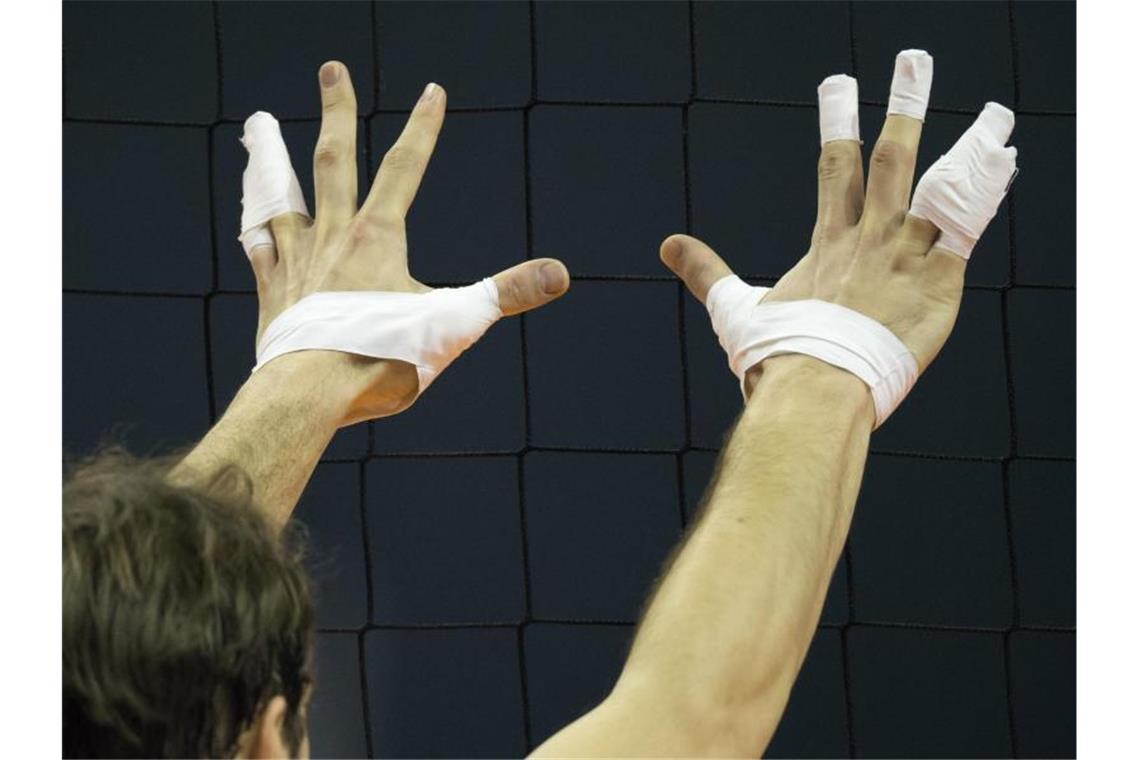 Die mehrfach mit Tape umwickelten Finger eines Volleyballspielers. Foto: picture alliance / dpa/Symbolbild