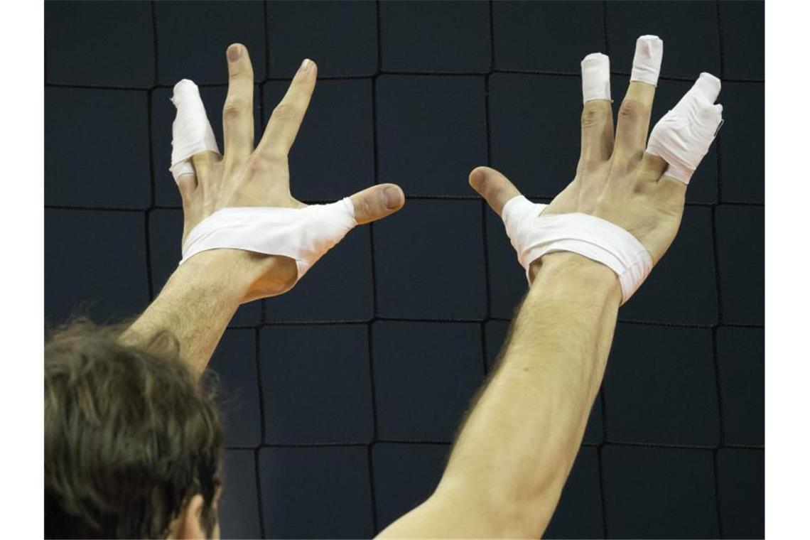 VfB Friedrichshafen: Volleyballer spielen nun in der Messe Die mehrfach mit Tape umwickelten Finger eines Volleyballspielers. Foto: picture alliance / dpa/Symbolbild