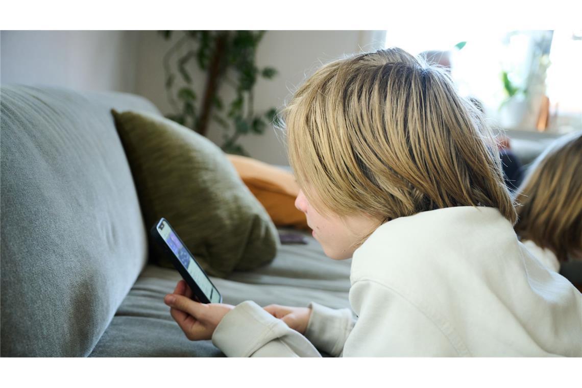 Mehrheit für Smartphone frühestens ab zwölf Jahren Die Mehrheit der Deutschen spricht sich bei der Nutzung eines Smartphones für ein Mindestalter von zwölf Jahren aus. (Symbilbild)