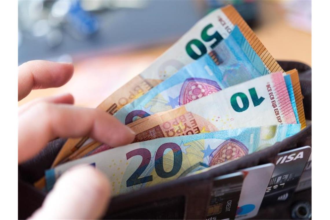 Studie: Auch junge Leute hängen an Cash Die Mehrheit der Erwachsenen zwischen 16 und 25 Jahren zahlt lieber bar als mit EC- und Kreditkarte. Foto: Monika Skolimowska