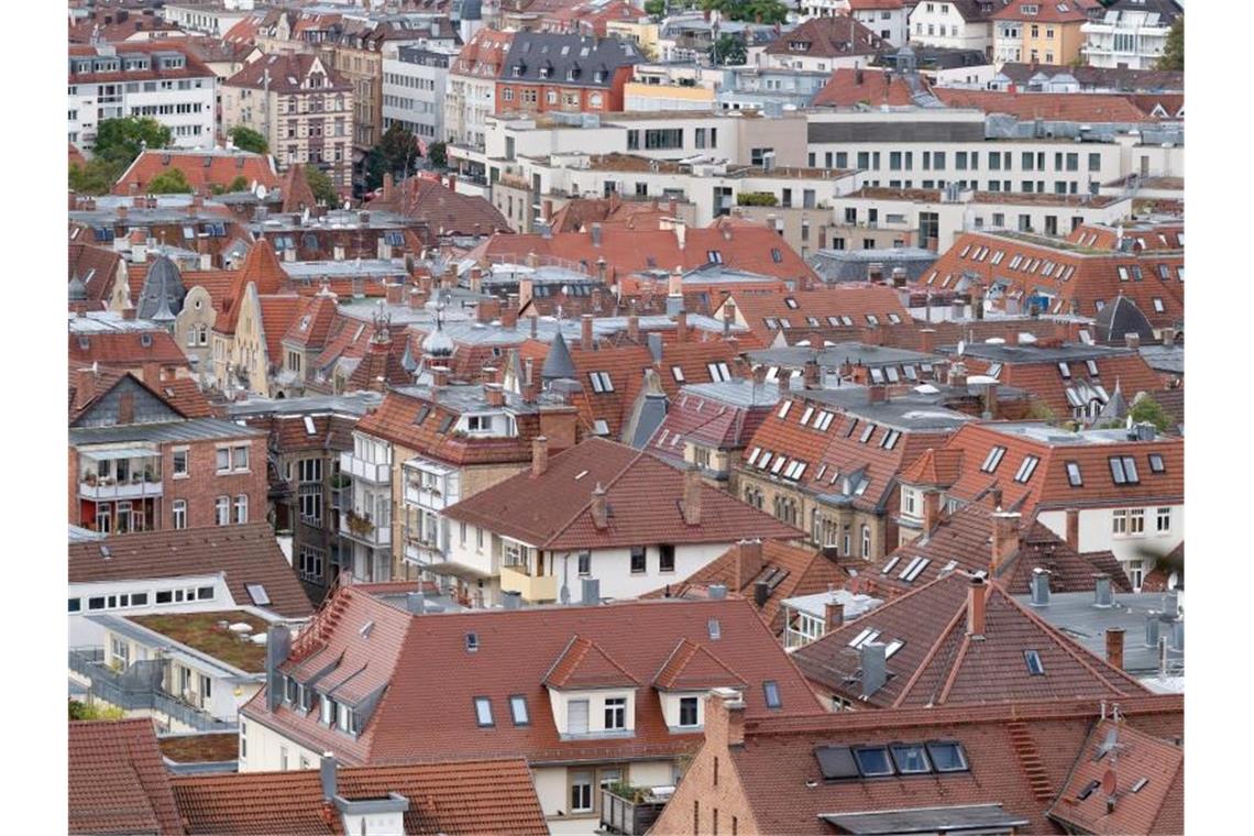 Die Mehrheit der Hausdächer in der Stuttgarter Innenstadt haben keine Solaranlagen. Foto: Bernd Weißbrod/dpa