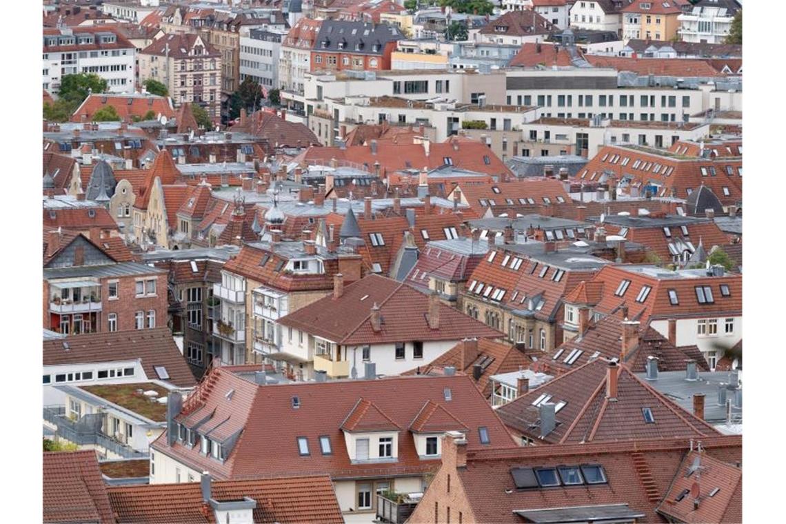 Grünes Licht für Klimaschutzgesetz Die Mehrheit der Hausdächer in der Stuttgarter Innenstadt haben keine Solaranlagen. Foto: Bernd Weißbrod/dpa