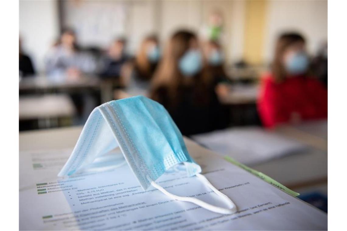 Studie: Pandemie belastet Schulkinder in Deutschland stark Die Mehrheit der Kinder und Jugendlichen ist der Studie zufolge im vergangenen Jahr unglücklicher geworden. Foto: Matthias Balk/dpa