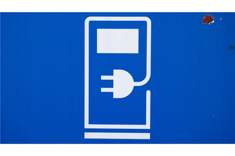 Die Mehrheit der privaten Autobesitzer in Deutschland misstraut nach einer Umfrage der HUK Coburg nach wie vor dem Elektroauto. (Symbolbild)