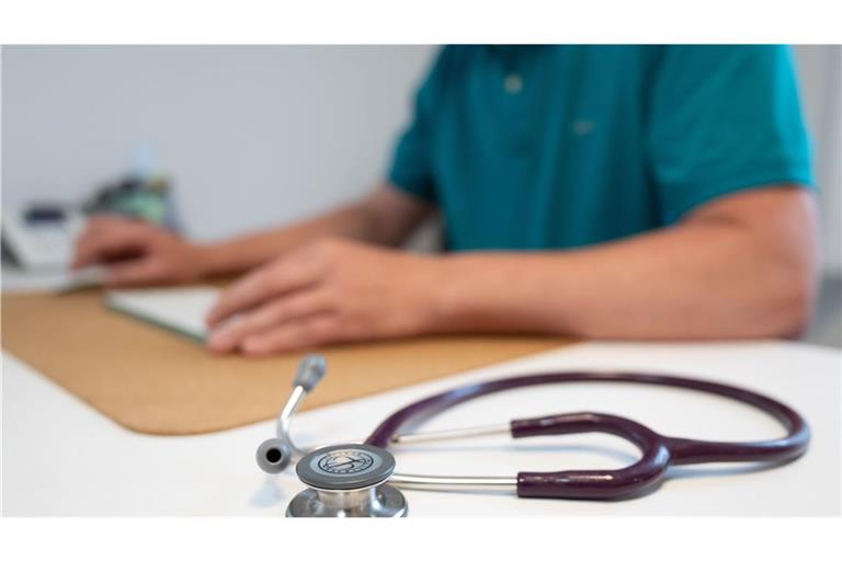 Die Mehrheit der Privatversicherten muss sich zum Jahreswechsel auf deutlich höhere Kosten für die Krankenversicherung einstellen. (Symbolbild)