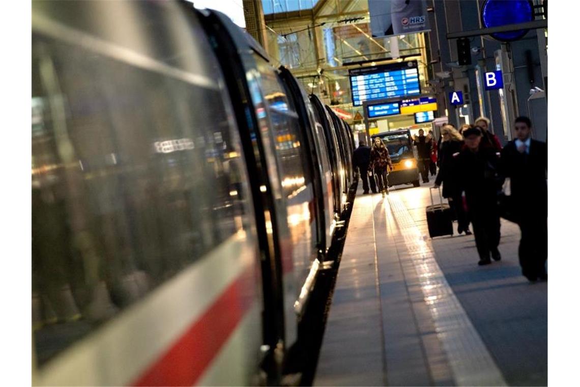 Die Mehrwertsteuer auf Zugfahrkarten soll vermindert werden, um Bahnfahren attraktiver zu machen. Foto: Sven Hoppe/dpa