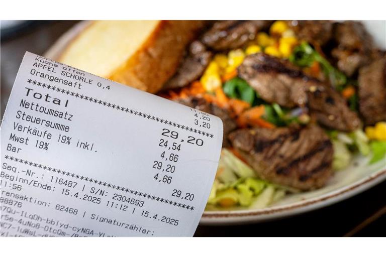 Die Mehrwertsteuer soll sinken - doch ob der Restaurantbesuch dann günstiger wird, ist fraglich.