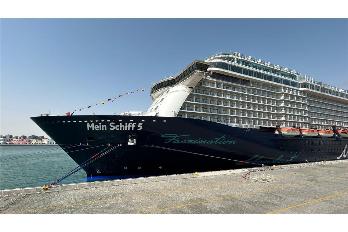 Die „Mein Schiff 5“ liegt seit Ende Februar im Hafen von Doha.