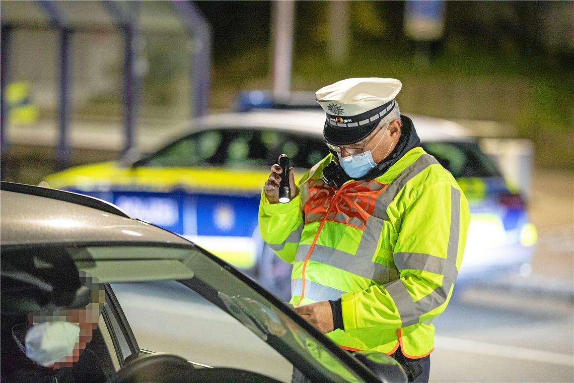 Nächtliche Kontrollen gehen wieder los Die meisten Autofahrer hatten eine Bescheinigung ihres Arbeitgebers dabei, das hilft den Beamten und beschleunigt so die Kontrolle.