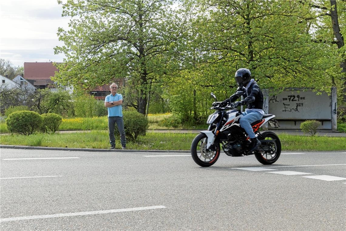 Die meisten Biker verhalten sich rücksichtsvoll, aber immer wieder gibt es auch welche, die voll auf drehen und lärmend davonjagen. Norbert Kuhnt aus dem Kirchberger Ortsteil Neuhof hat es sich langsam abgewöhnt, an schönen Sonntagen die Sonne auf seiner Terrasse zu genießen. Foto: J. Fiedler