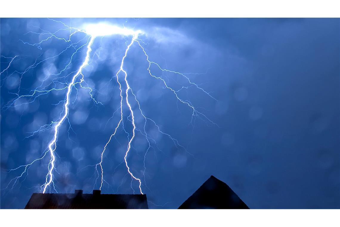 Die meisten Blitze gibt es im Sommer. (Archivbild)