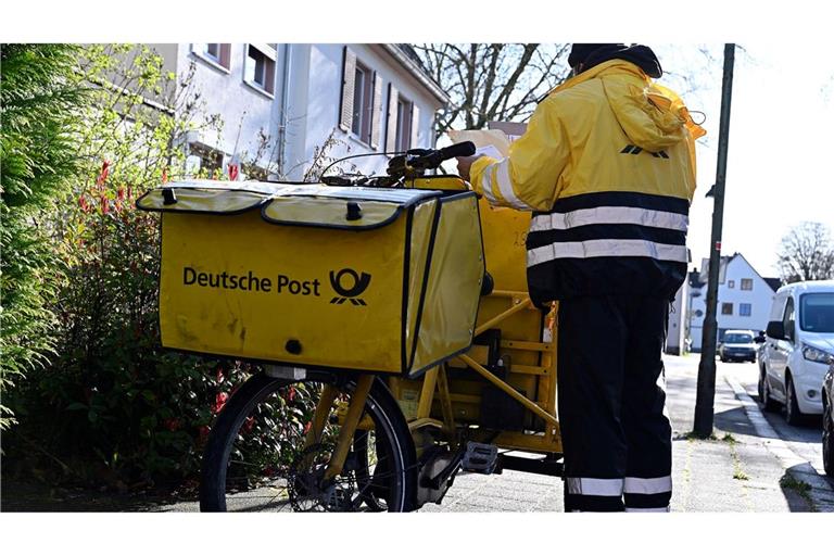 Die meisten Briefe tragen hierzulande Postboten der Deutschen Post aus. (Archivbild)