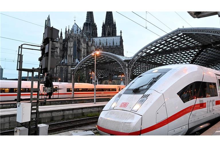 Die meisten Fernverkehrszüge auf deutschen Schienen tragen derzeit die Farben der Deutschen Bahn - doch zwei Konkurrenten wollen dem bundeseigenen Konzern Marktanteile abspenstig machen. (Archivbild)