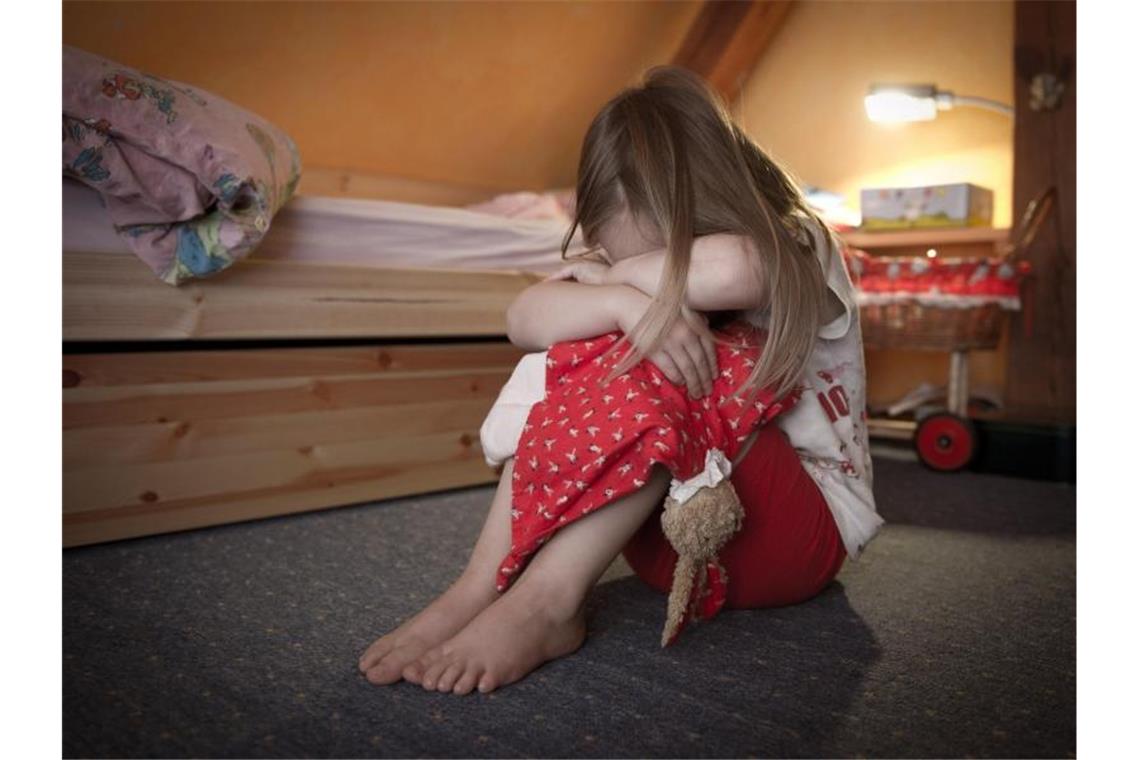 Zahl der Kindeswohlgefährdungen steigt deutlich Die meisten gefährdeten Kinder wiesen der Statistik zufolge Anzeichen von Vernachlässigung auf. Bei rund einem Drittel aller Fälle gab es Hinweise auf psychische Misshandlungen (Symbol). Foto: Patrick Pleul/dpa-Zentralbild/dpa