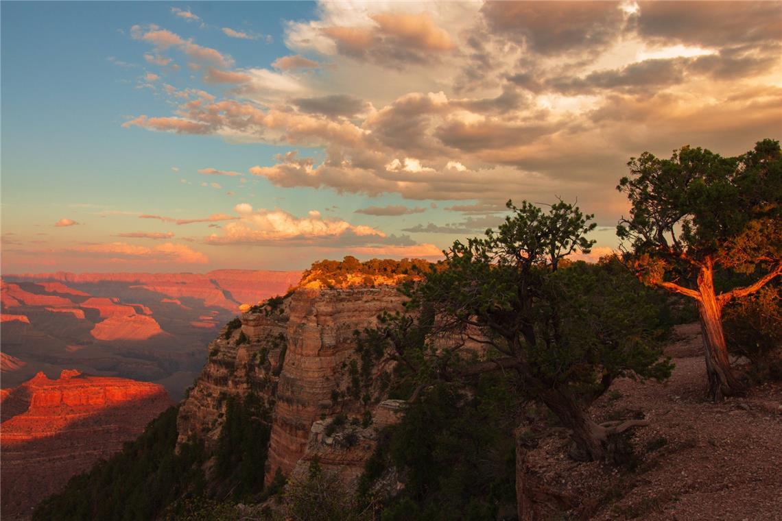Wie ein Meteoriten-Einschlag den Grand Canyon veränderte Die meisten Geologen stimmen überein, dass sich das Einzugsgebiet des heutigen Colorado River (zu dem der Grand Canyon gehört) vor 55 bis 40 Millionen Jahren gebildet hat. Der Grand Canyon selbst ist höchstwahrscheinlich nicht viel älter als fünf bis sechs Millionen Jahre, wobei der Hauptteil der Tiefererosion in den letzten zwei Millionen Jahren erfolgte.