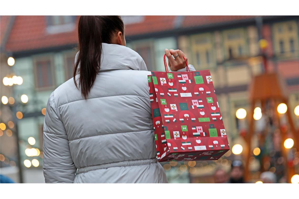 Die meisten Menschen geben laut Umfrage Geschenke zurück, die nicht gefallen.