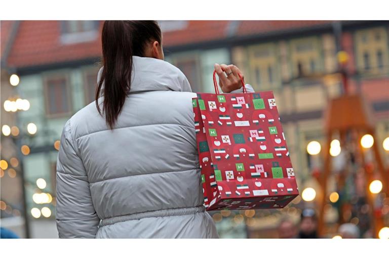 Die meisten Menschen geben laut Umfrage Geschenke zurück, die nicht gefallen.