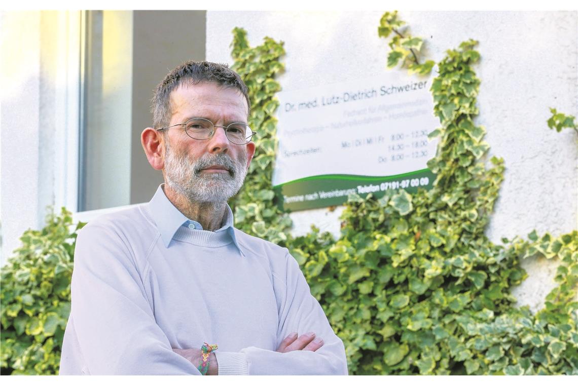 Doktor Schweizer zieht die Reißleine Die meisten Patienten von Lutz-Dietrich Schweizer benötigen aufgrund ihrer Vorgeschichte mehr und teurere Medikamente als der Durchschnitt der Bevölkerung. Die Kassenärztliche Vereinigung erkennt diese untypische Patientenschaft nicht an. Foto: A. Becher