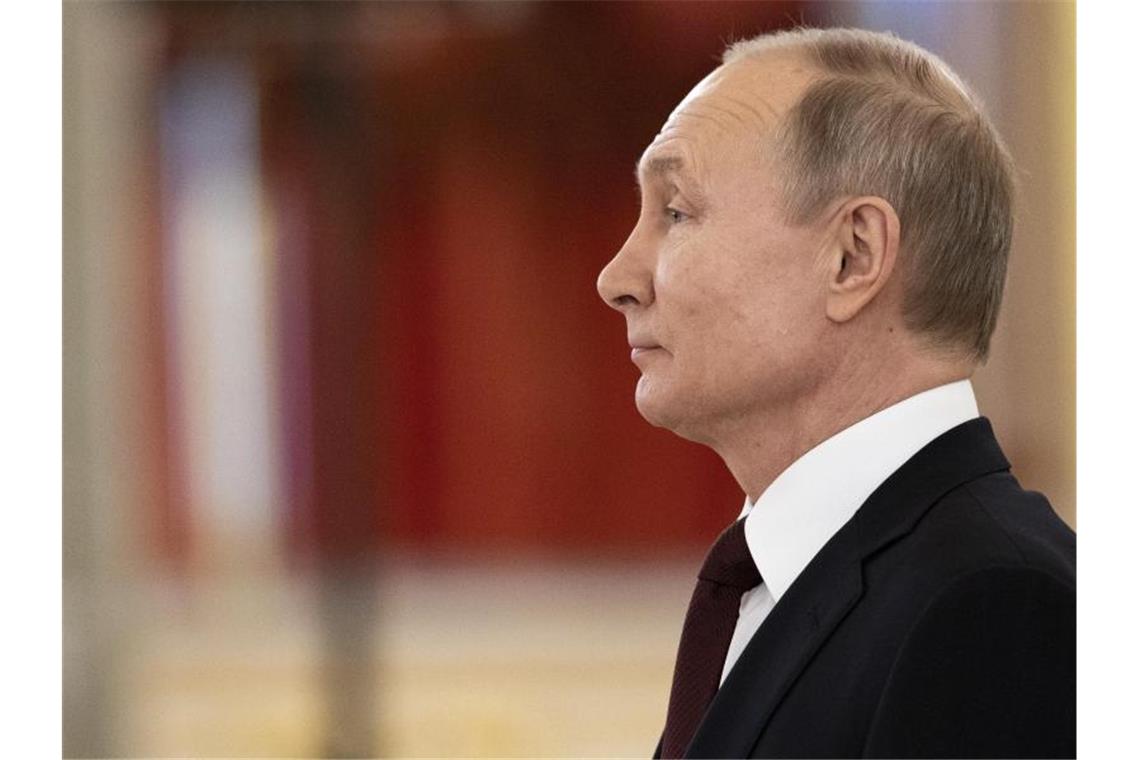Die meisten Russen glauben, dass Wladimir Putin die Verfassungsänderung deshalb anstößt, um sich über 2024 hinaus an der Macht zu halten. Foto: Alexander Zemlianichenko/AP POOL/dpa