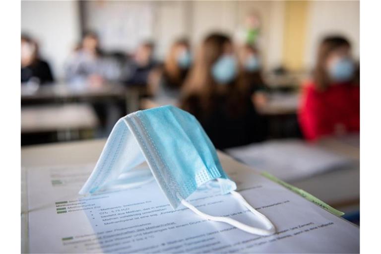 Die meisten Schüler wünschen sich, dass die Vermittlung von Schulstoff auch nach Corona weitgehend von den Lehrern in der Schule übernommen wird. Foto: Matthias Balk/dpa