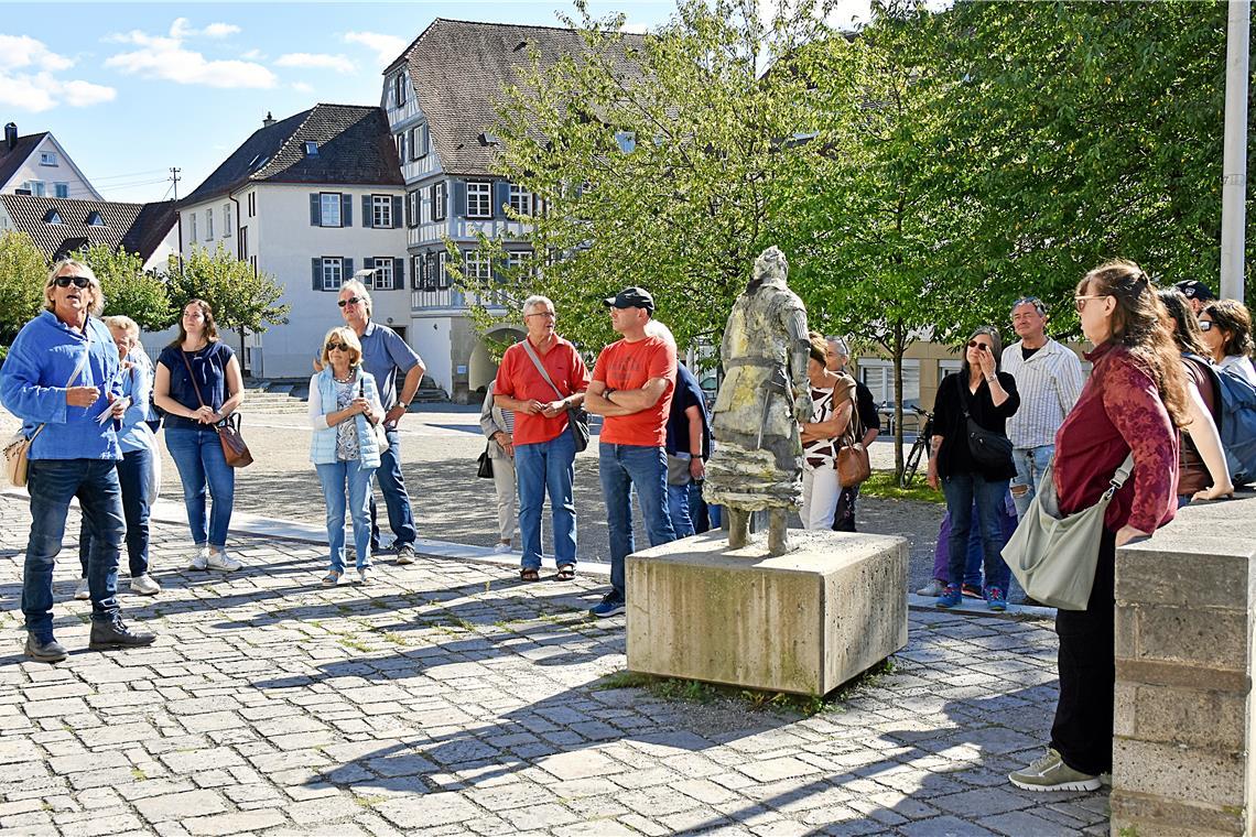 Singles lernen sich bei Stadtführung durch Backnang kennen Die meisten Teilnehmer kennen Backnang bereits gut. Trotzdem nehmen sie an der Stadtführung für Singles teil, da Michael Keim (blaues Hemd) für Stimmung sorgt. Foto: Tobias Sellmaier