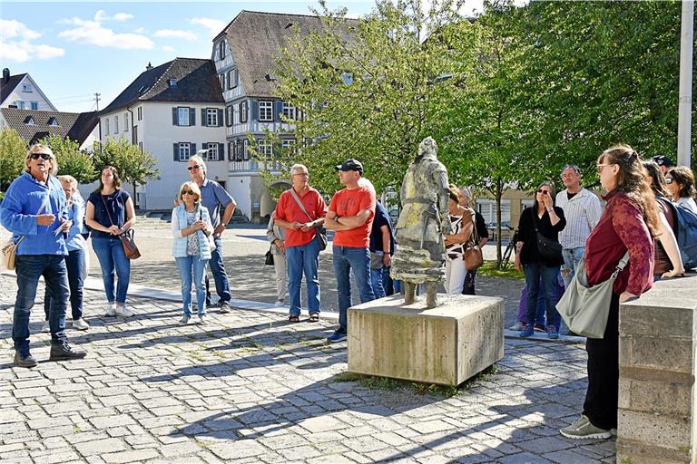 Die meisten Teilnehmer kennen Backnang bereits gut. Trotzdem nehmen sie an der Stadtführung für Singles teil, da Michael Keim (blaues Hemd) für Stimmung sorgt. Foto: Tobias Sellmaier