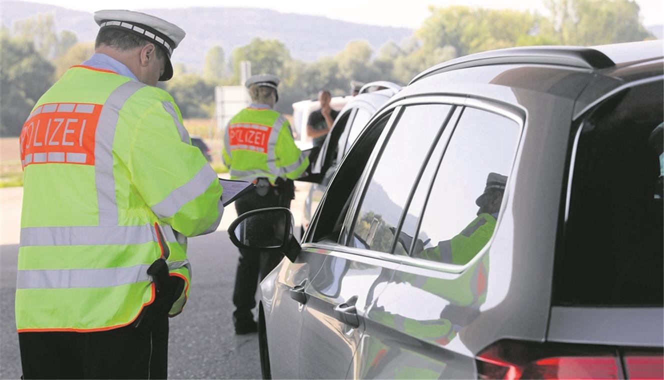 Handy: Ablenkung ist Hauptunfallursache Die meisten Verwarnungen hat die Polizei gestern in Schorndorf wegen eines Gurtverstoßes ausgesprochen: Der Fahrer war nicht angeschnallt. Handysünder waren zum Kontrollzeitpunkt nicht unterwegs. Foto: B. Büttner