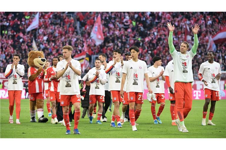 Die Meisterschaft schon in der Tasche: Spieler vom FC Bayern jubeln in der Allianz Arena in München nach dem Sieg gegen den VfB Stuttgart.
