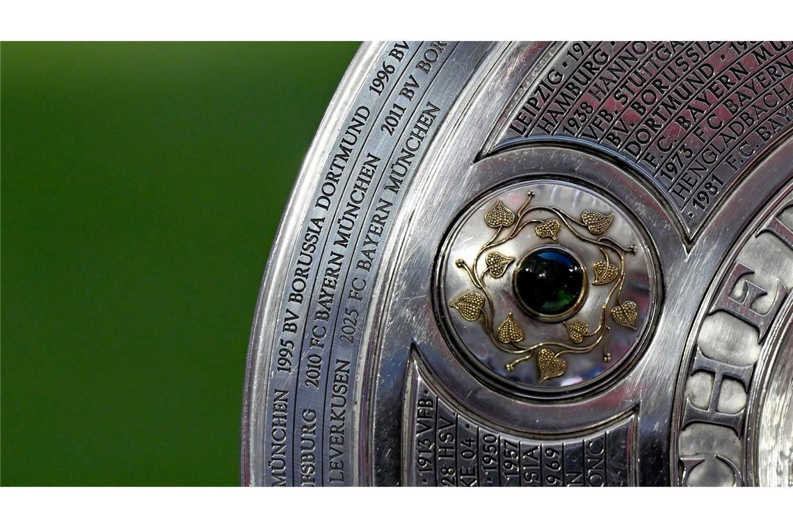 Bilder des Tages Die Meisterschale mit dem Meisterschriftzug 2025