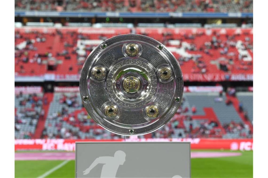 Bayern-Fehlstart trotz Lewandowski-Doppelpack Die Meisterschale wurde vor dem Anpfiff den Fans in der Allianz-Arena präsentiert. Foto: Sven Hoppe