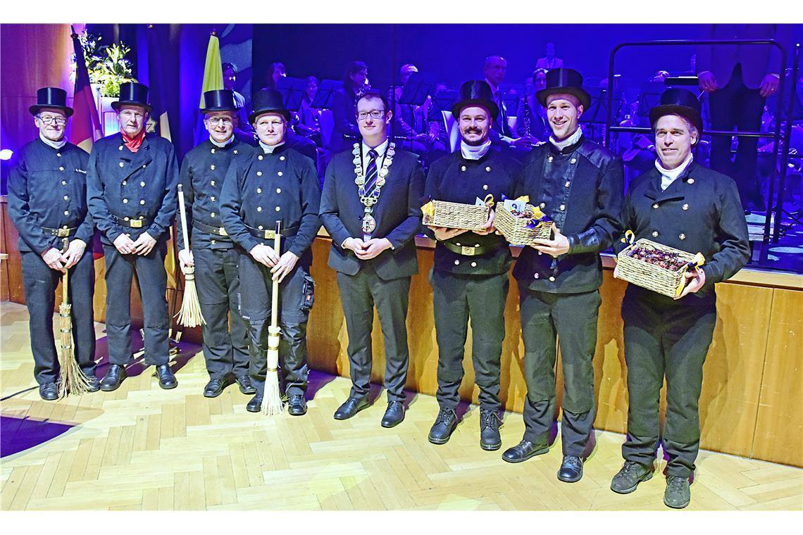 Die "Men in Black" sollen für die notwendige Portion Glück im Jahr 2026 sorgen.