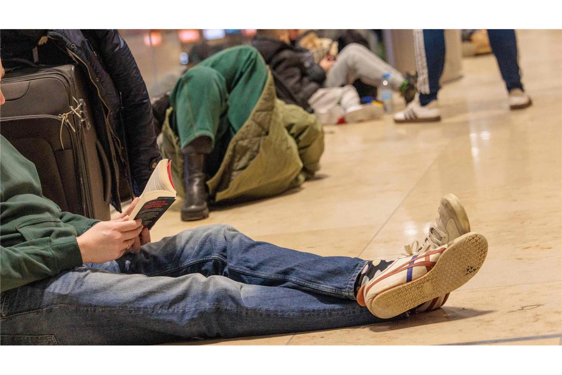 Die Menschen am Flughafen mussten am Morgen Geduld aufbringen.