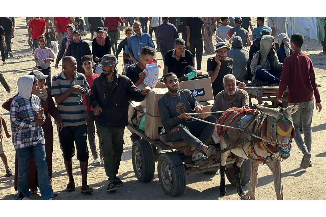 Hilfe in Gaza soll weitergehen - Krise in Israels Regierung Die Menschen im Süden Gazas sollen heute wieder Lebensmittelpakete bekommen können. (Archivbild)