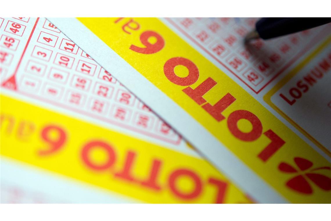 Rekordjagd zum Glück - Lottoeinsätze so hoch wie nie Die Menschen in Baden-Württemberg haben fürs Lottospielen im vergangenen Jahr so tief in die Tasche gegriffen wie nie zuvor. (Symbolbild)