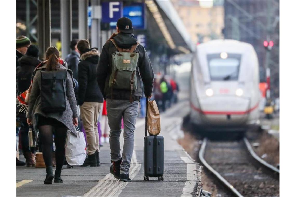 Zahl der Fahrten im Bahnfernverkehr 2019 auf Rekordwert Die Menschen in Deutschland haben im vergangenen Jahr erneut häufiger Busse und Bahnen genutzt. Foto: Christoph Schmidt/dpa