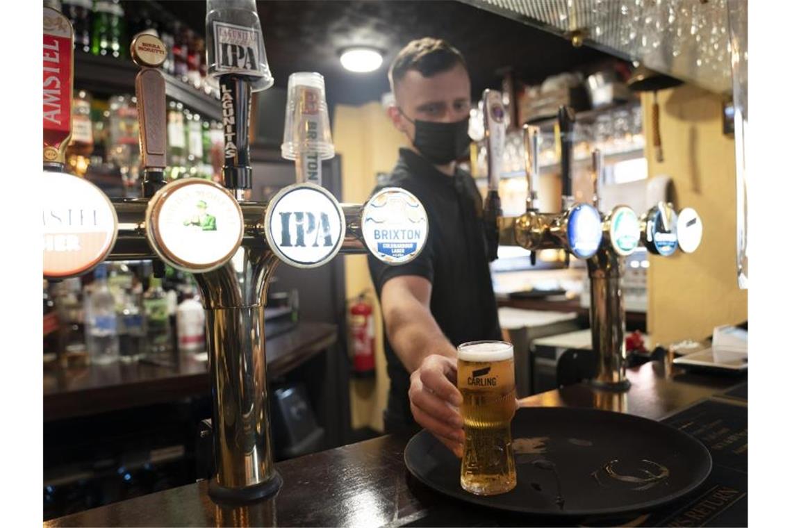 Die Menschen in Großbritannien haben in den Corona-Lockdowns des vergangenen Jahres statt Bier eher zu Wein gegriffen. Foto: Jon Super/AP/dpa