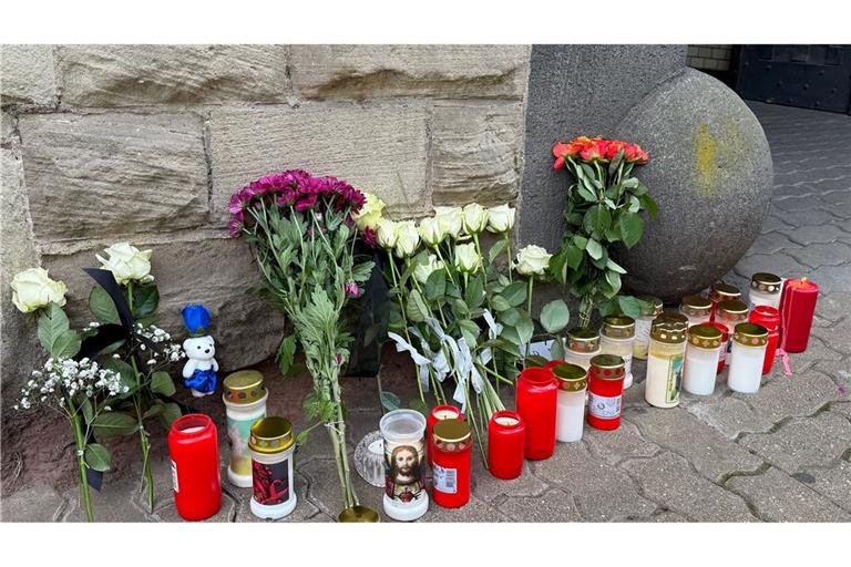 Die Menschen in Völklingen legten Blumen und Kerzen bei der Polizei ab.