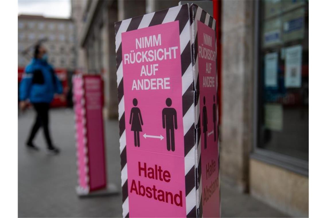 Bundes-Notbremse soll Ausgangsbeschränkungen bringen Die Menschen in weiten Teilen Deutschlands müssen sich auf Ausgangsbeschränkungen und geschlossene Läden nach bundesweit verbindlichen Vorgaben einstellen. Foto: Hendrik Schmidt/dpa-Zentralbild/dpa
