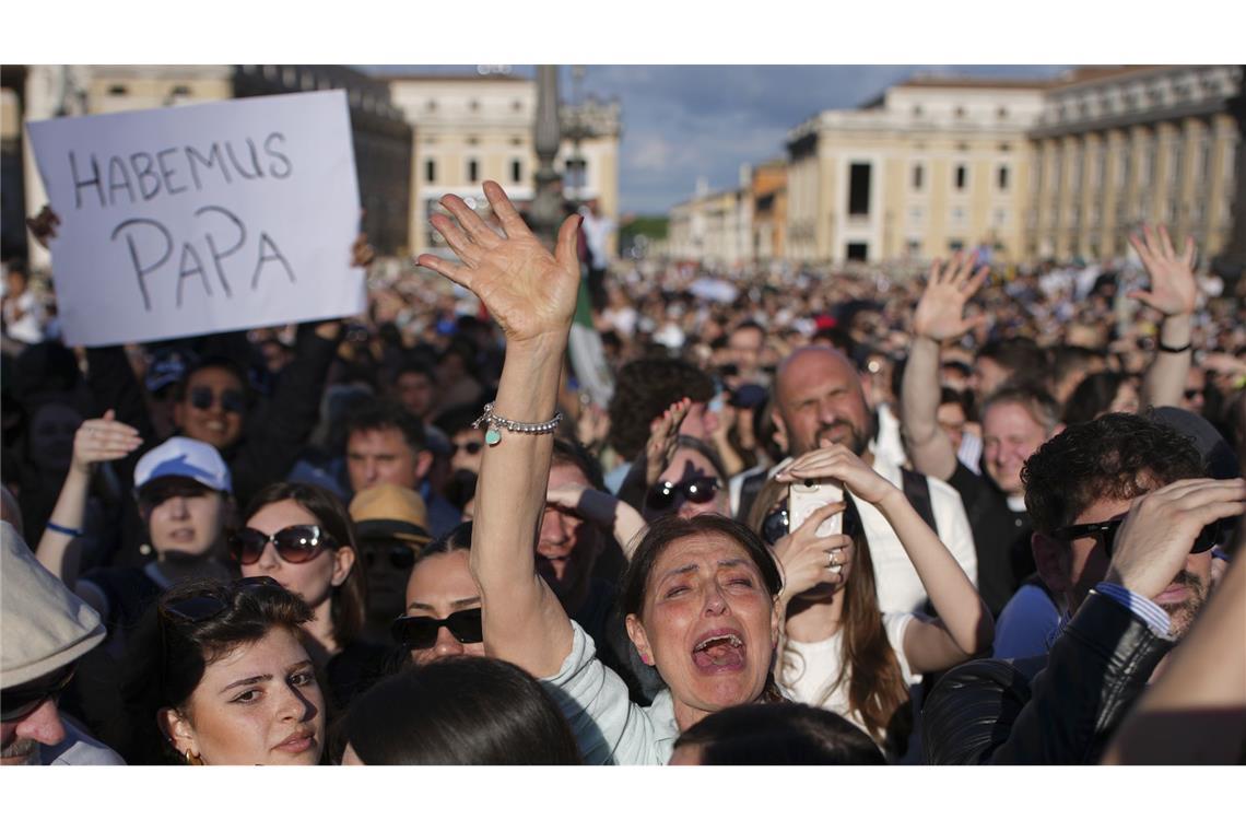 Jubel, Tränen und „Viva il Papa“ - Zehntausende feiern den neuen Papst Die Menschen jubelten und weinten auf dem Petersplatz.
