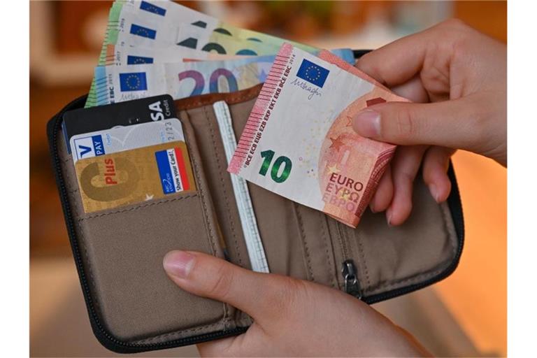 Die Menschen legen Geld auf die hohe Kante, zugleich profitieren sie von Kursgewinnen an den Börsen. Foto: Patrick Pleul/dpa/Symbolbild