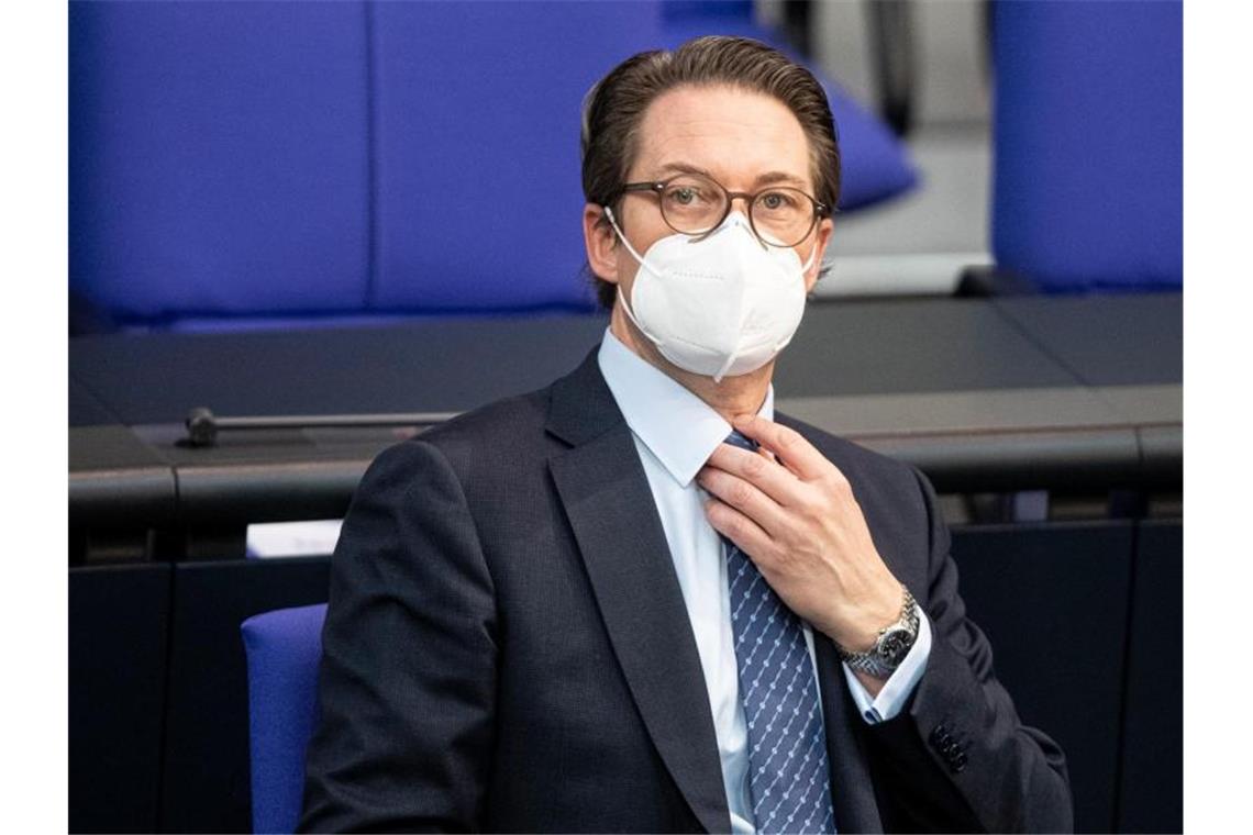 Scheuer: Generelle Testpflicht für Flug-Einreisen verlängern „Die Menschen müssen sich klar machen: Es geht um Gesundheitsschutz und eine gewisse Solidarität mit der Gesellschaft, nämlich dass man getestet zurückkommen muss“, sagt Andreas Scheuer. Foto: Fabian Sommer/dpa