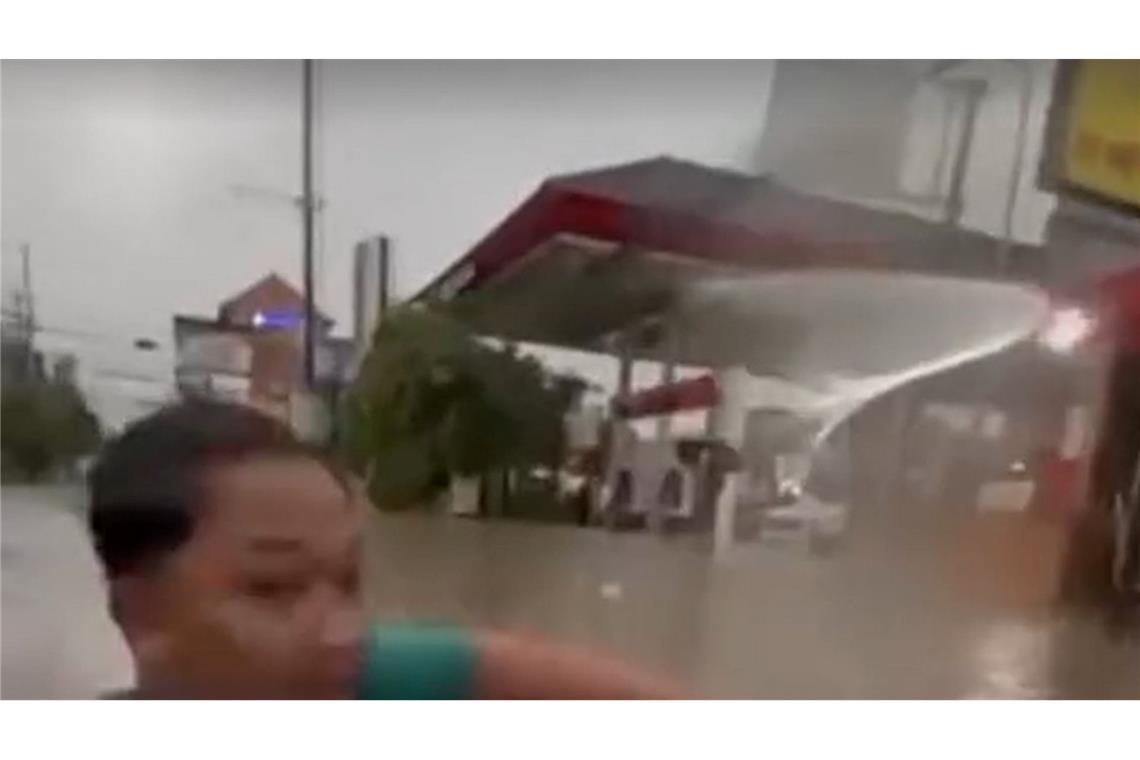 Tote bei Fluten auf Bali – Urlauber mit Booten gerettet Die Menschen mussten teilweise durch brusttiefes Wasser waten.