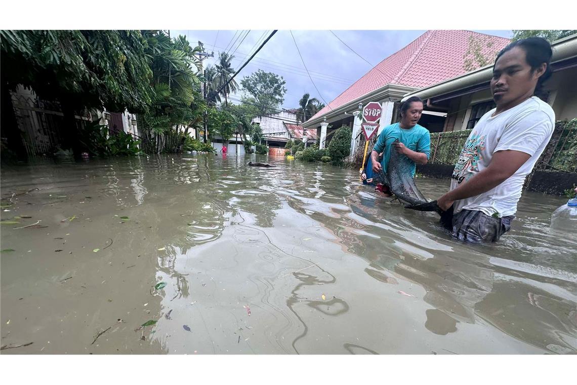 Die Menschen mussten teilweise durch hüfthohes Wasser waten.