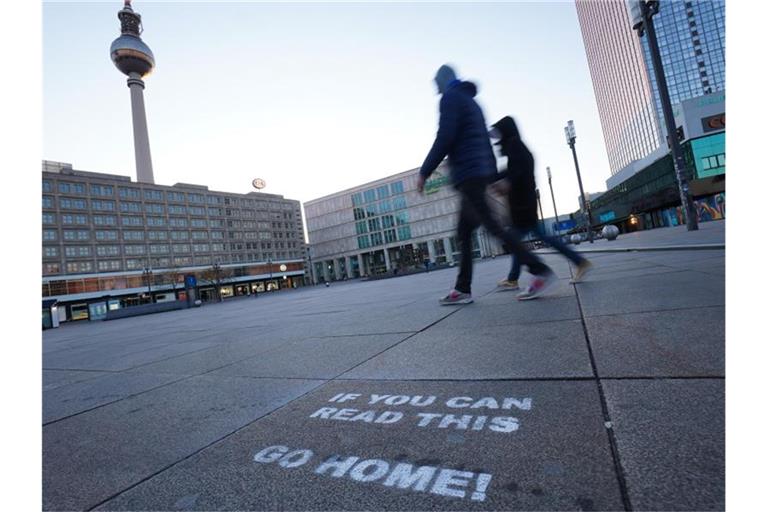 Die Menschen sollen zuhause bleiben. Die Corona-Epidemie bestimmt momentan den Alltag und verursacht Existenzängste. Foto: Jörg Carstensen/dpa