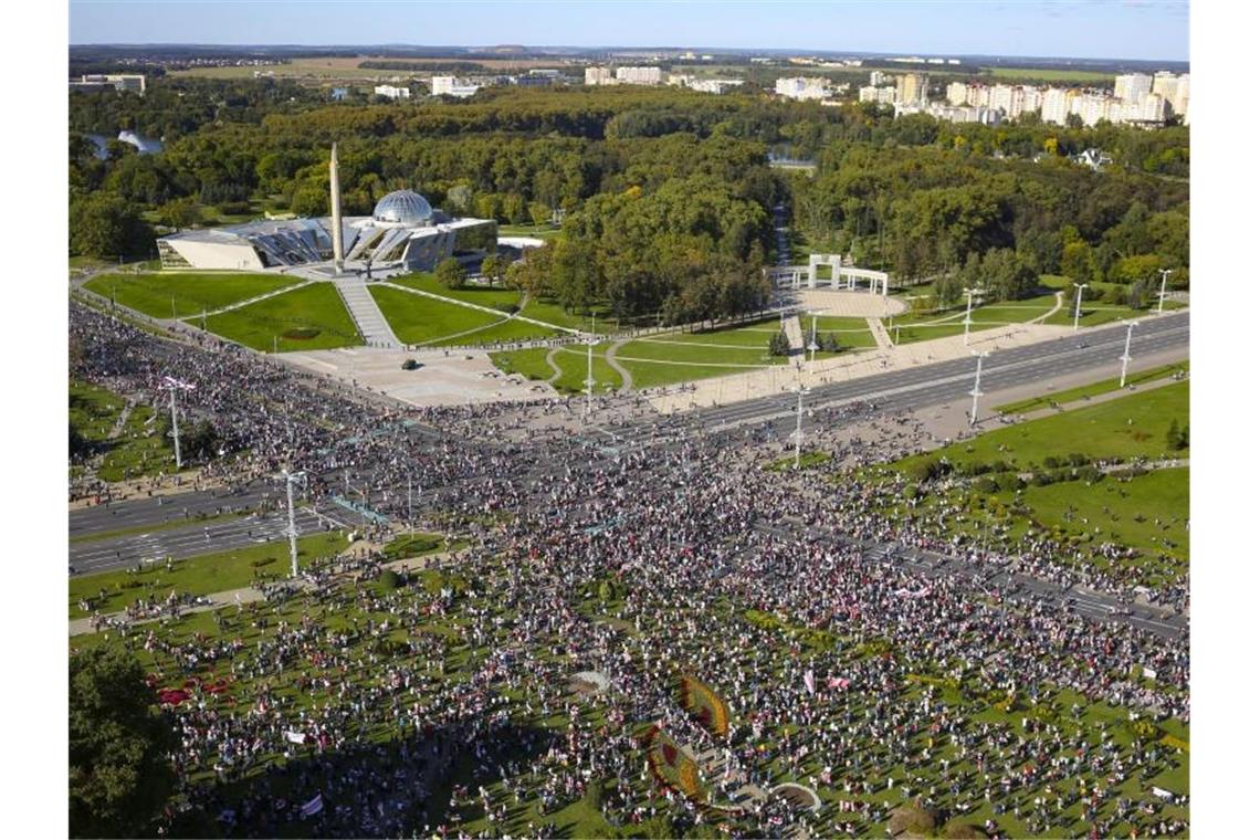 Die Menschen strömten zu Fuß aus verschiedenen Richtungen ins Zentrum. Hier am Denkmal des Zweiten Weltkriegs in Minsk. Foto: Uncredited/TUT.by/dpa