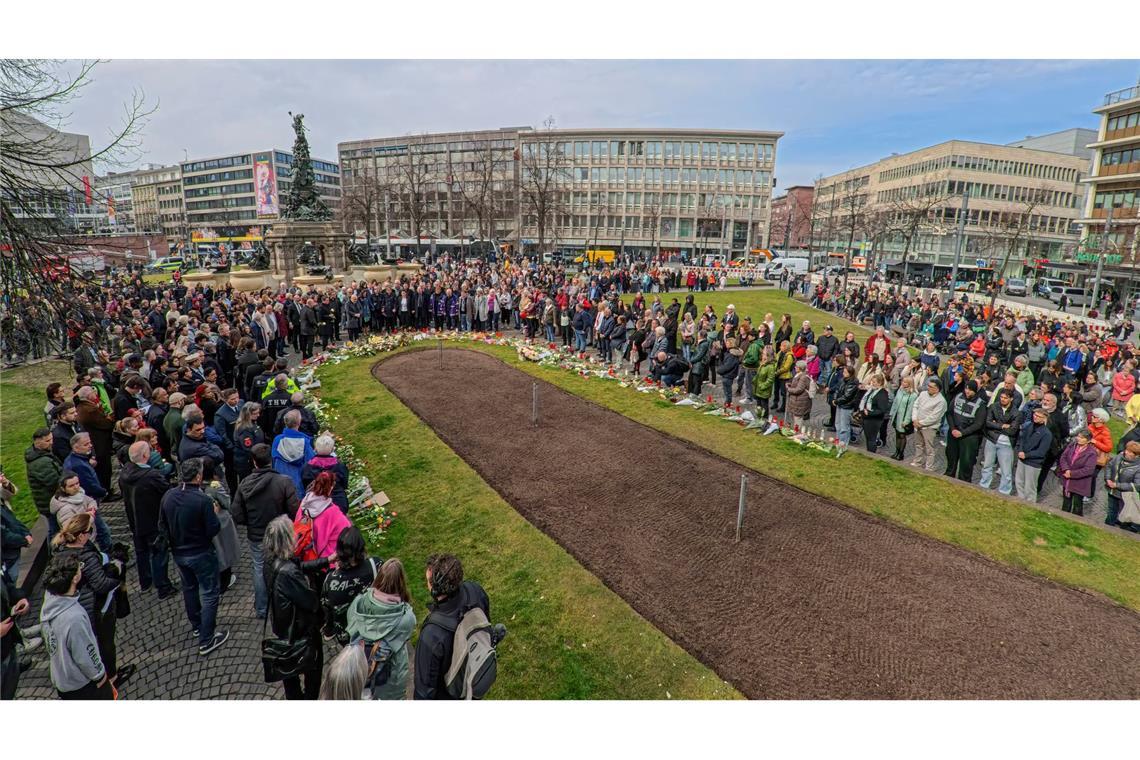 1.500 Menschen bei Gedenken nach Todesfahrt in Mannheim Die Menschen versammelten sich auf dem Paradeplatz.