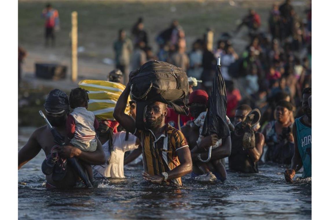 Einsatz gegen Migranten - Kritik an US-Beamten auf Pferden Die Menschen versuchen nach Ciudad Acuna, Mexiko, zurückzukehren und der Abschiebung aus den USA zu entgehen. Foto: Felix Marquez/AP/dpa