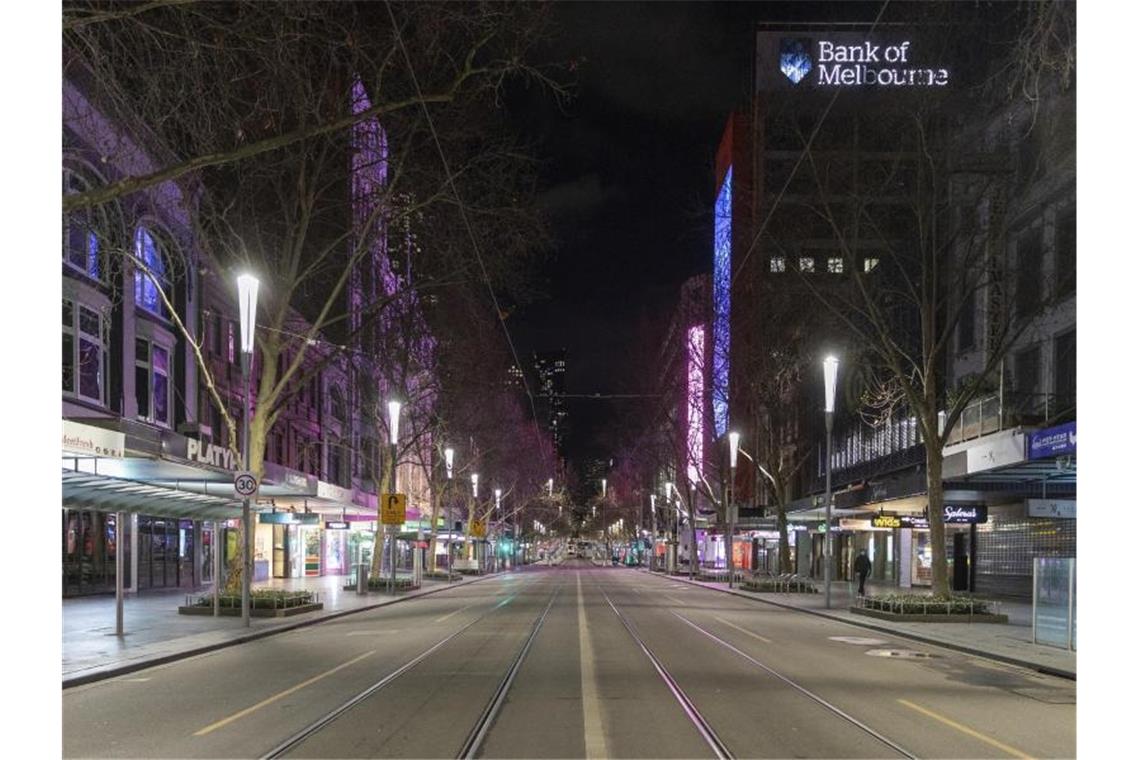 Melbourne wegen neuer Corona-Fälle zurück im Lockdown Die menschenleere Swanston Street im Central Business District in Melbourne. Foto: Asanka Brendon Ratnayake/AP/dpa