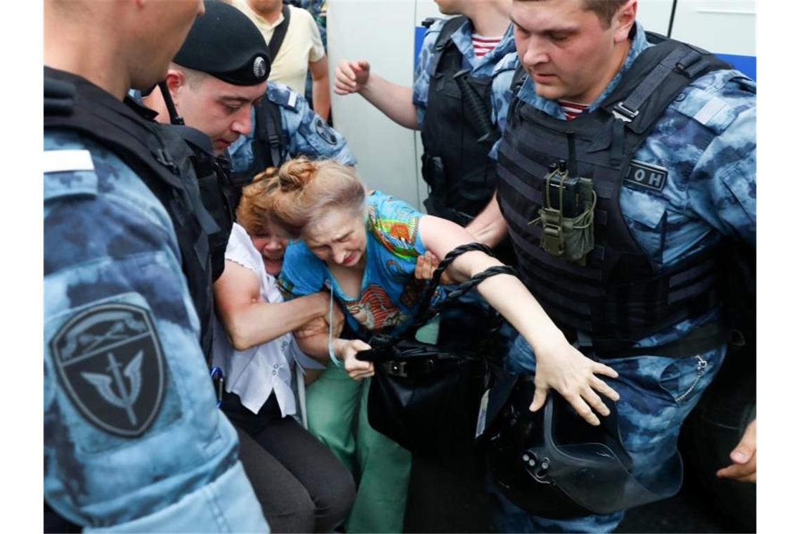 Hunderte bei Kundgebung in Moskau festgenommen Die Menschenrechtsorganisation Amnesty International erklärte, die willkürlichen und oft brutalen Verhaftungen seien „ein Beispiel für die grausame Unterdrückung, die die Demonstranten erst auf die Straße brachte“. Foto: Pavel Golovkin/AP