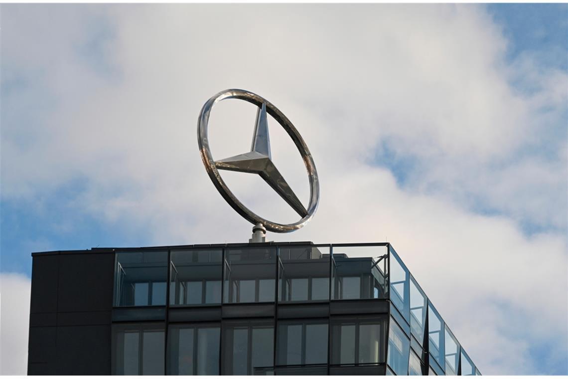Mercedes-Aktie steigt ebenfalls Die Mercedes-Aktie legt am heutigen Vormittag deutlich zu. Was hinter dem plötzlichen Anstieg steckt und warum der neue Zoll-Deal zwischen den USA & Japan den Kurs treibt.